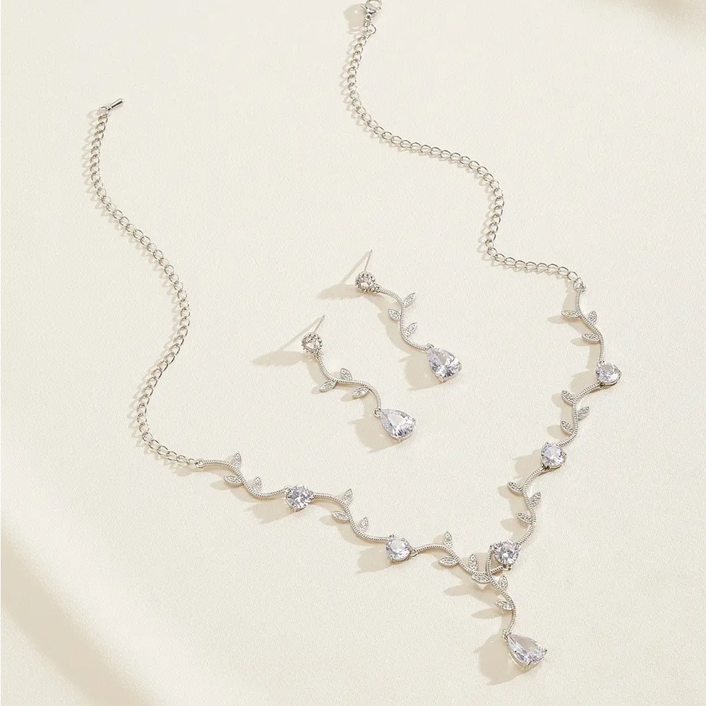 Elegant Silver Necklace and Earring Set